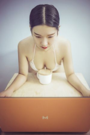 欧美黑白街拍男_迅雷1080